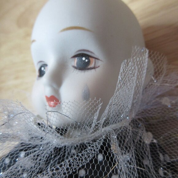 Porcelain 13" Clown Doll in Blue & White Polka Dots - Vintage 1990s - Picture 4 of 7